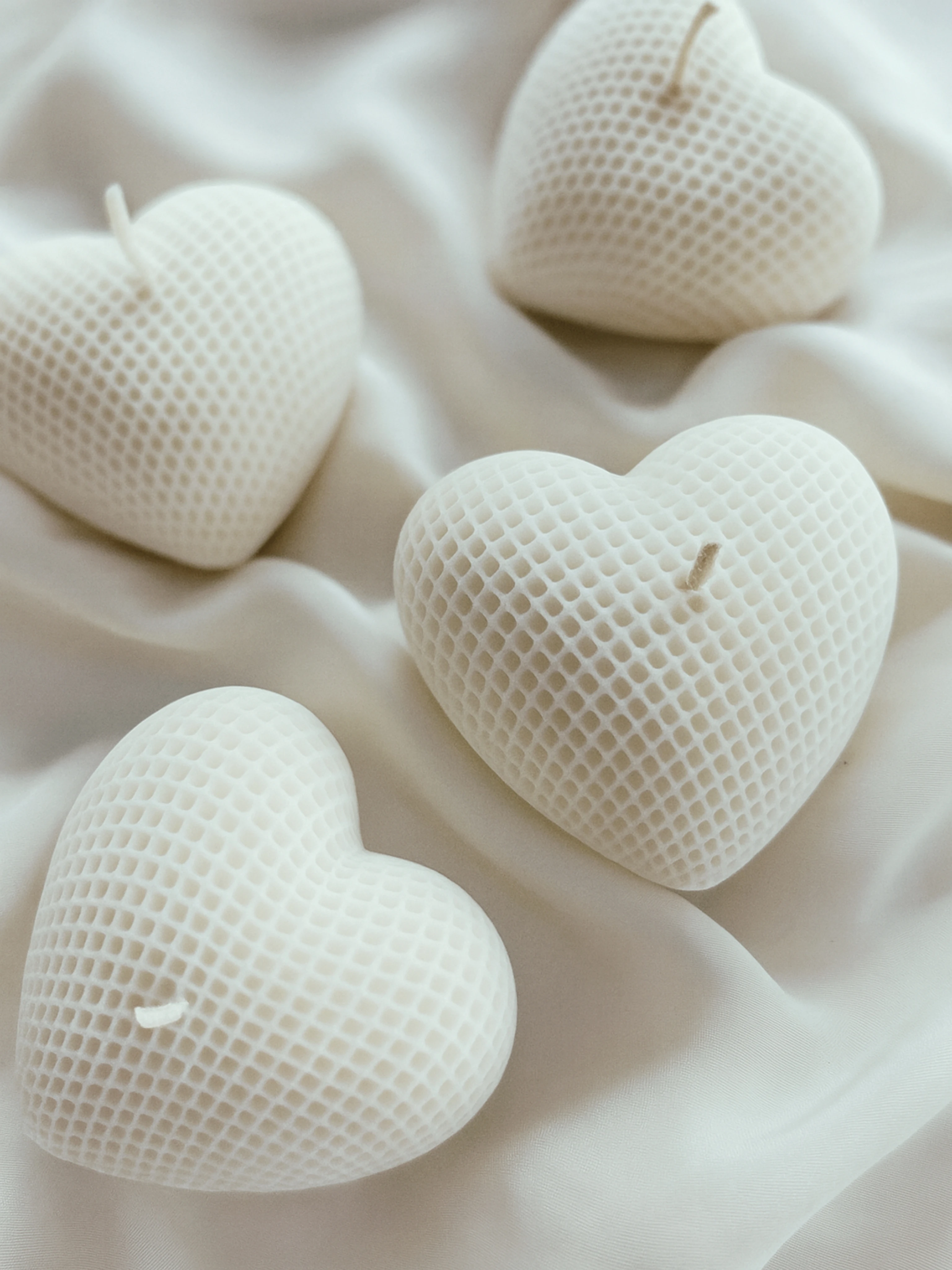 Świeca sojowa w kształcie serca z ażurowym motywem