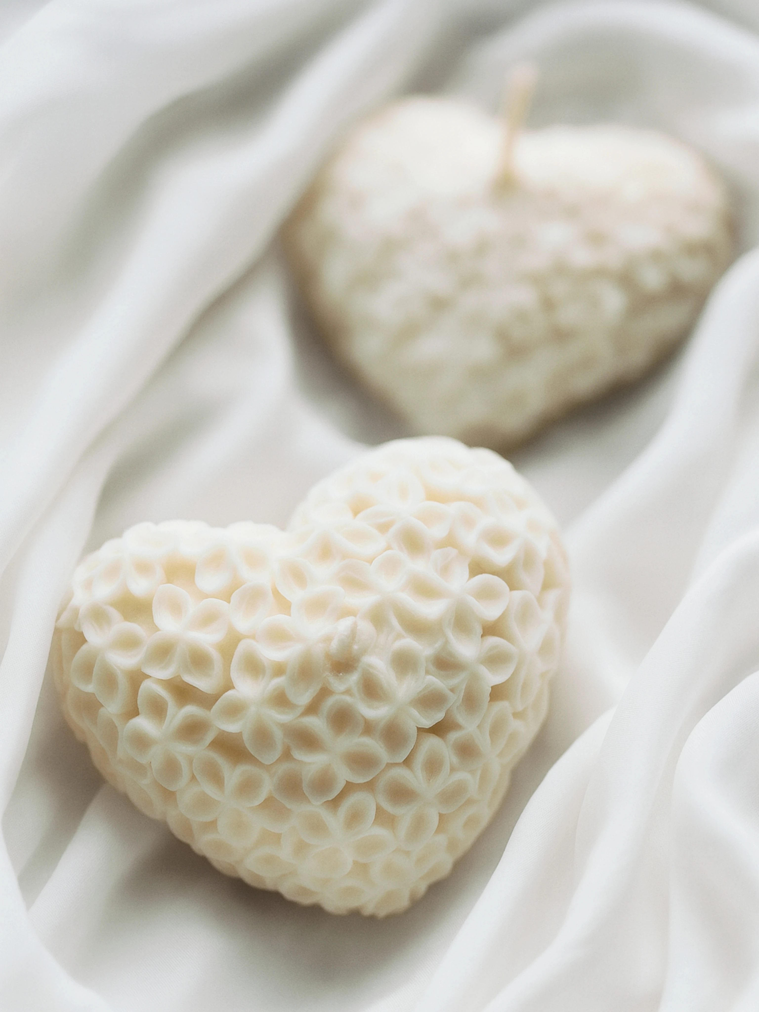 Świeca sojowa w kształcie serca z kwiatowym motywem